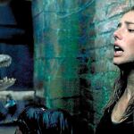 Hayley (interpretada por Kaya Scodelario) intentará sobrevivir a las inclemencias de un potente huracán