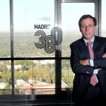El alcalde de Madrid, José Luis Martínez-Almeida, posa junto al logo del proyecto 'Madrid 360', en el evento de presentación