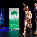 El presidente de la Junta de Andalucía, Juanma Moreno, junto a la presidenta de Afammer, Carmen Quintanilla, en el acto de apertura de las jornadas “Las Mujeres Rurales: Impulsando su Futuro”, que organiza en Málaga la Asociación de Familias y Mujeres del Medio Rural (Afammer) / Foto: Efe