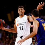 Tavares y Oriola, durante el tercer partido de la final de la Acb