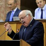 El consejero de Salud y Familias, Jesús Aguirre, ayer en el Parlamento andaluz / Foto: Manuel Olmedo