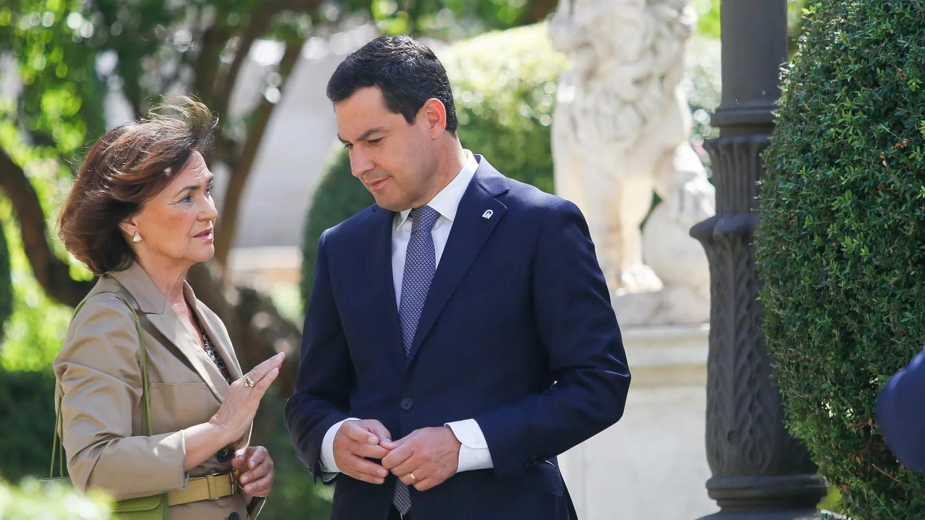 La vicepresidenta del Gobierno en funciones, Carmen Calvo, junto al presidente de la Junta, Juanma Moreno, en Sevilla/ Foto: Europa Press