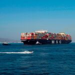 El mayor buque portacontenedores del mundo, el ‘MSC Gulsun’, capaz de cargar el doble que los primeros portacontenedores, es acompañado por varios remolcadores a su entrada en la bahía de Algeciras (Cádiz), donde permanece atracado en el muelle Juan Carlos I, dentro de su viaje inaugural / Foto: Efe