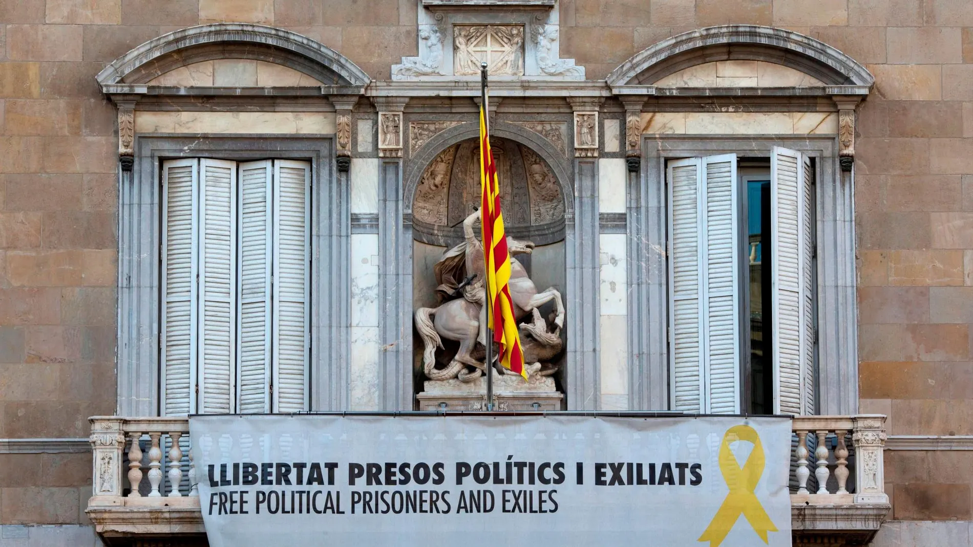 La pancarta "Libertad presos políticos y exiliados", a favor de los presos del procès, que cuelga del balcón de la Generalitat de Catalunya, este miércoles