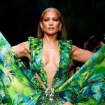 Jennifer López arrasa desfilando así de sexy a sus 50 años