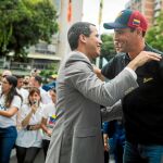 El presidente interino de Venezuela, Juan Guaidó, ayer en Caracas, con el opositor Henrique Capriles / Efe