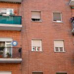 La madre saltó desde la terraza en la que hay un espejo, situada en la segunda planta/Fotos: Gonzalo Pérez