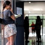 Una mujer antes de presentarse a un examen de oposición para docente