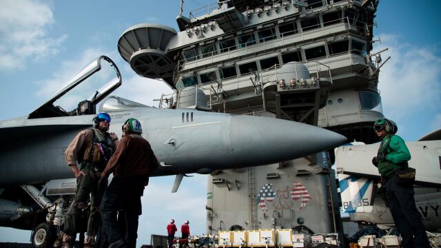 Imagen del portaaviones Abraham Licoln desplegada en el mar de Arabia/AP