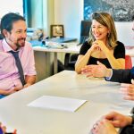 El líder de Podemos, Pablo Iglesias, y la portavoz de Galicia En Común se reunieron ayer con representantes de la CEOE y la CEPYME