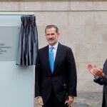 El rey Felipe VI acompañado por el presidente de la Xunta, Alberto Núñez Feijóo, durante la inauguración del curso universitario a nivel nacional