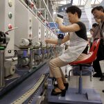 Una mujer en una fábrica textil en China