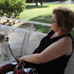 Fina, paciente con diabetes, junto a Hipo, su fiel compañero que le avisa cuando va a sufrir una hipoglucemia
