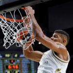 Tavares anota dos puntos con un mate en el aro del Fenerbahçe