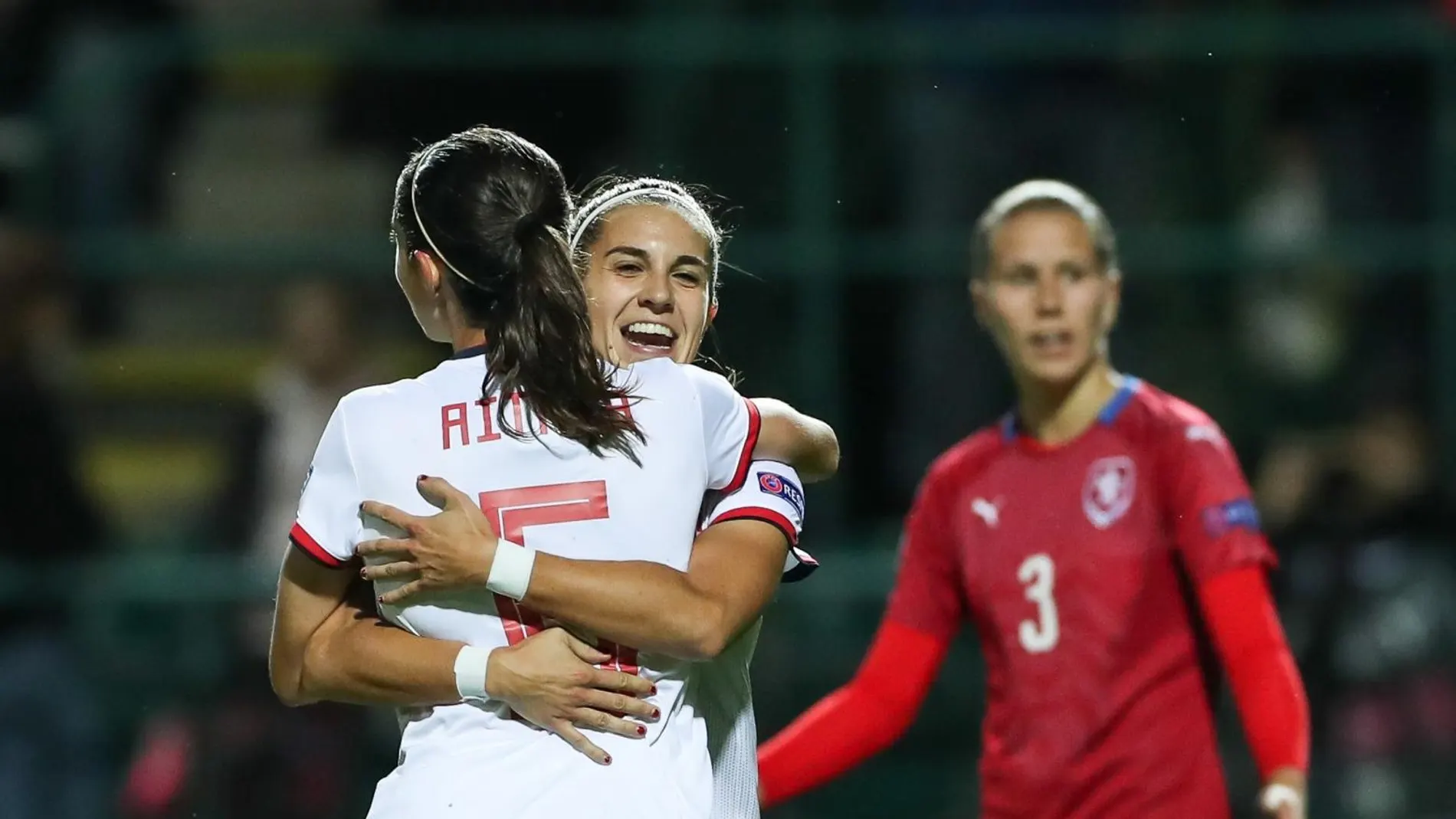 Aitana Bonmati y Marta Cardona celebran uno de los goles de España