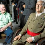 Antonio Piga posa con la estatua de cera del general Francisco Franco en el Museo de Cera de Madrid / Foto: Alberto R. Roldán