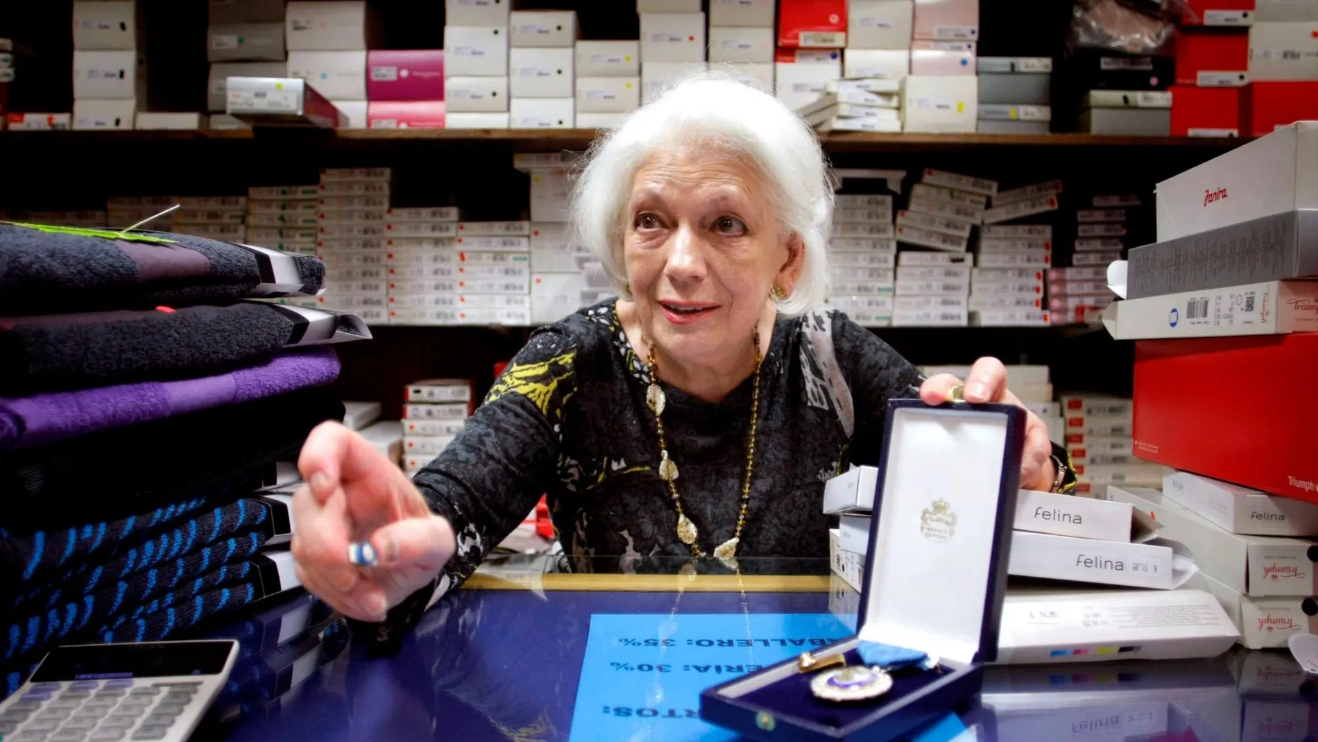 Dolores Agra Rodríguez muestra Medalla de plata al Mérito en el Trabajo /EFE