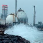 El litoral de la provincia de Castellón se encuentra en alerta por temporal de viento y lluvia. En la imagen la dársena Sur del puerto de Castellón