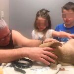 Gary Richardson, el padre de familia, junto a dos de sus hijos y Zeus. (Foto: Facebook)