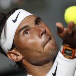 Nadal, a punto de sacar en Wimbledon