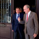 El ministro de Agricultura, Luis Planas, ayer en Málaga con el alcalde de la ciudad, Francisco de la Torre / Foto: Efe