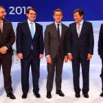 El presidente del Principado de Asturias, Adrián Barbón; el de Castilla y León, Alfonso Fernández Mañueco; el Galicia, Alberto Núñez Feijoo; junto a Javier Fernández y Juan Vicente Herrera, tras entregarles las Medallas de Oro de Galicia