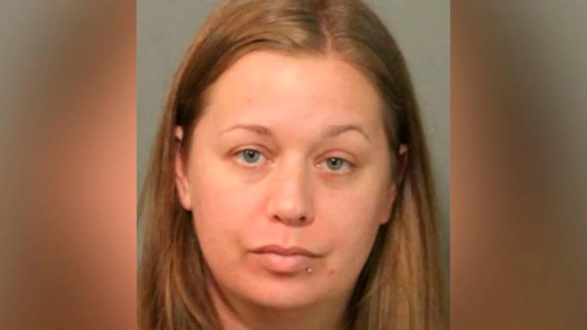 Cori Ward grabó a su hija lamiendo un bajalenguas