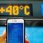 Mientras que el termómetro de la parada de bus de la calle Condesa de Venadito marca los 40 grados, el móvil señala tan solo 32. Foto: Cipriano Pastrano