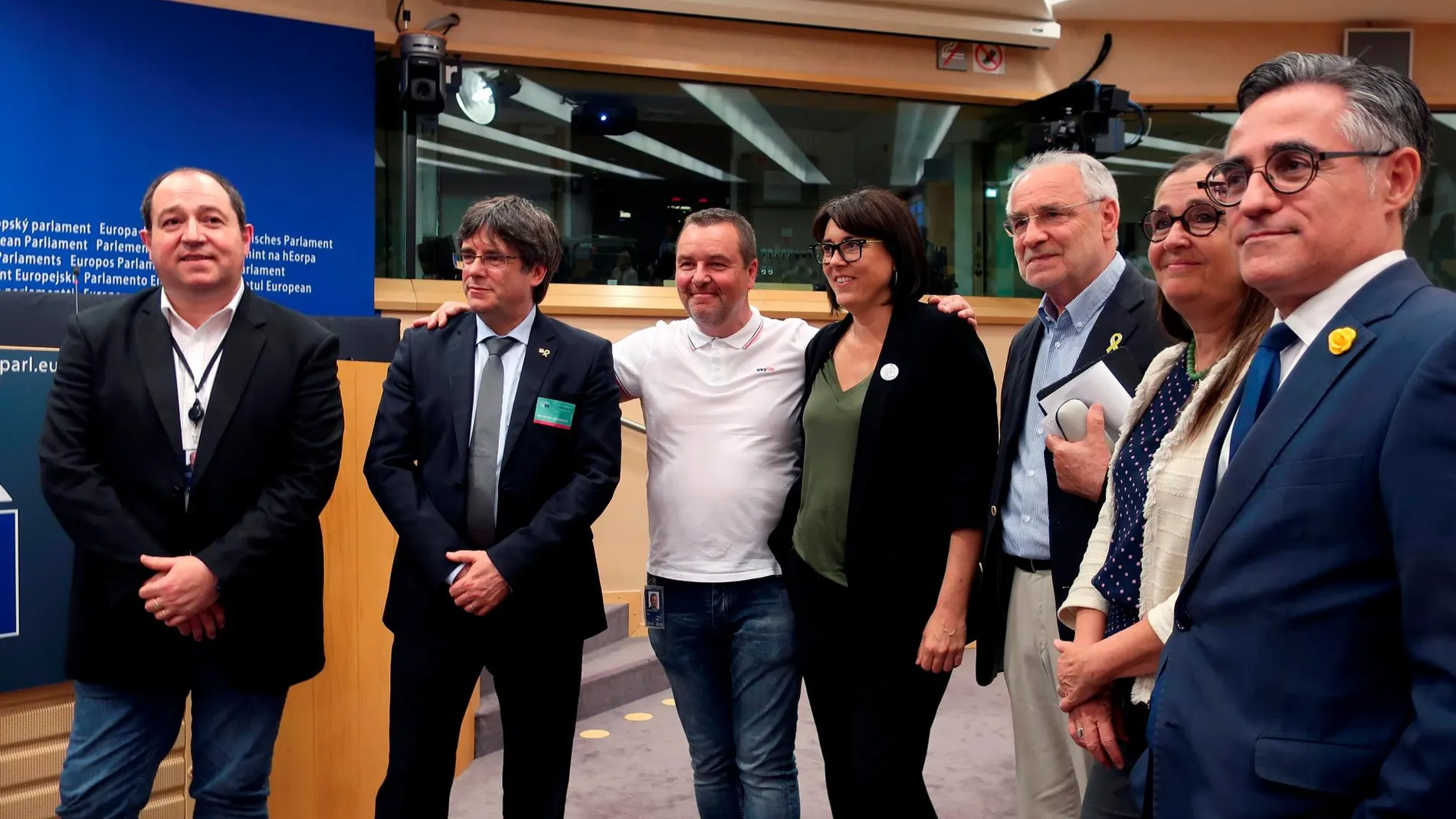Carles Puigdemont junto a Pernando Barrena, Ramon Tremosa, entre otros en el Parlamento Europeo/Foto: Aïda Sánchez Alonso