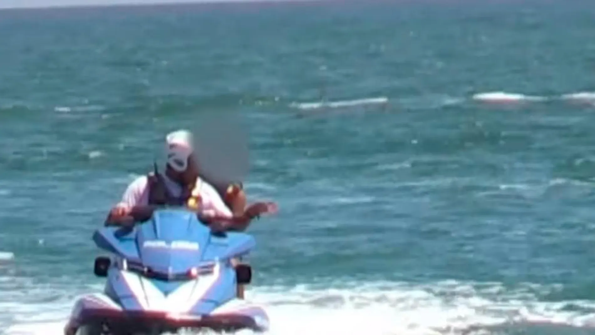 Fotograma del vídeo de la moto de agua y el hijo de Matteo Salvini