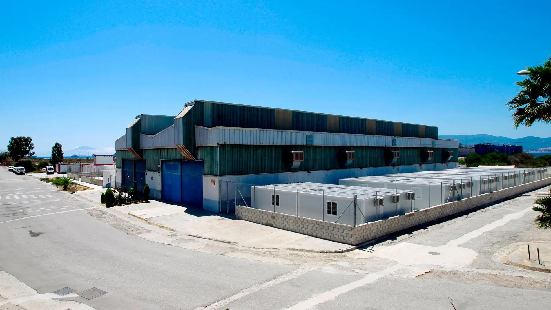 Vista del Centro de Atención Temporal de Inmigrantes (CATE) que se encuentra en el la zona portuaria de Crinavis en el término municipal en San Roque (Cádiz) y que pertenece al puerto de Algeciras, y donde atenderían a los rescatados en el caso de que el buque Open Arms, decidieran atracar / Foto: Efe