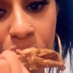 Captura del vídeo colgado por Cardi B