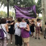 Los manifestantes ante la Audiencia de Barcelona