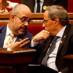 Quim Torra junto al conseller de Interior, Miquel Buch hablan durante la segunda jornada del debate de política general/Foto: Efe