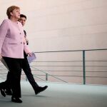 La canciller alemana, Angela Merkel, y el presidente de Ucrania, Vladimir Zelensky (d), a su llegada a una rueda de prensa/Efe