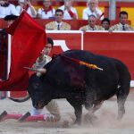 López Simón torea de rodillas al primero de su lote. Foto: Efe