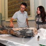 El director del yacimiento de Torrelara, Fidel Torcida, y la restauradora del Museo de los Dinosaurios de Salas de los Infantes, Caterine Arias, explican los hallazgos