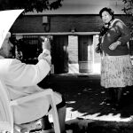 Angelita (a la izquierda) junto a su amiga Pacita, de 84, en su casa de la colonia de Mingorrubio, donde está previsto que sepulten a Franco. Foto: Cipriano Pastrano