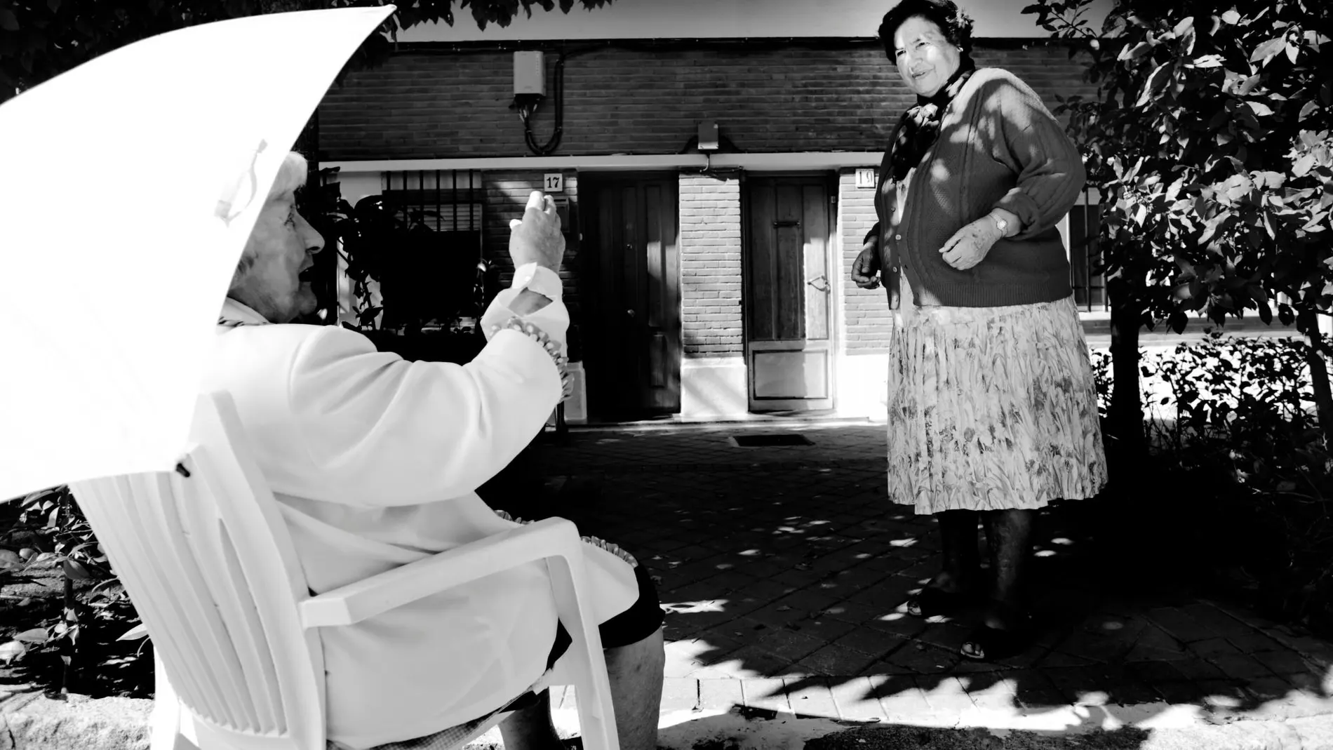 Angelita (a la izquierda) junto a su amiga Pacita, de 84, en su casa de la colonia de Mingorrubio, donde está previsto que sepulten a Franco. Foto: Cipriano Pastrano
