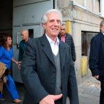 El presidente de Uruguay, Tabaré Vázquez, abandona la Asociación Española, centro sanitario donde fue sometido a una biopsia en la que se determinó que tiene un tumor maligno en el pulmón/Efe