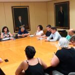 Reunión del grupo parlamentario socialista de La Rioja, ayer, antes de la constitución del Parlamento riojano.