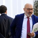 El portavoz de Vox en el Parlamento, Alejandro Hernández, cuyo partido propuso pagar un plus al profesorado / Manuel Olmedo