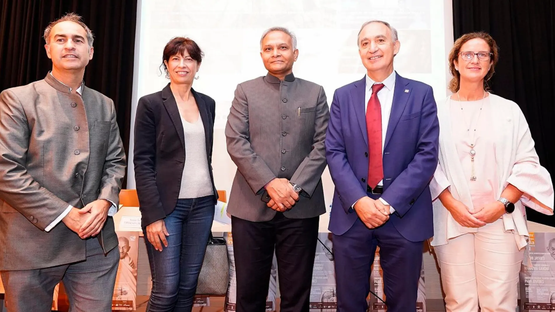 Ana Redondo, junto al rector de la UVa, Antonio Largo, el embajador de la India, Sanjay Verma, el director de la Casa de la India, Guillermo Rodríguez; y la vicerrectora de Internacionalización de la UVA, Paloma Castro
