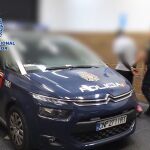 Momento en el que uno de los detenidos es introducido en el coche policial