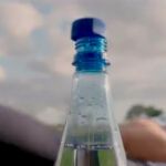 Conor McGregor haciendo el "bottle cap challenge"