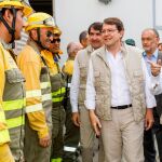 El presidente de la Junta de Castilla y León, Alfonso Fernández Mañueco, y el consejero Juan Carlos Suárez-Quiñones, saludan al personal operativo de la base Las Casillas (Segovia)