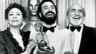 Encarna Paso, José Luis Garci y Antonio Ferrandis, en 1982, sujetando el Oscar por «Volver a empezar»