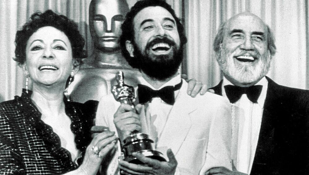 Encarna Paso, José Luis Garci y Antonio Ferrandis, en 1982, sujetando el Oscar por «Volver a empezar»