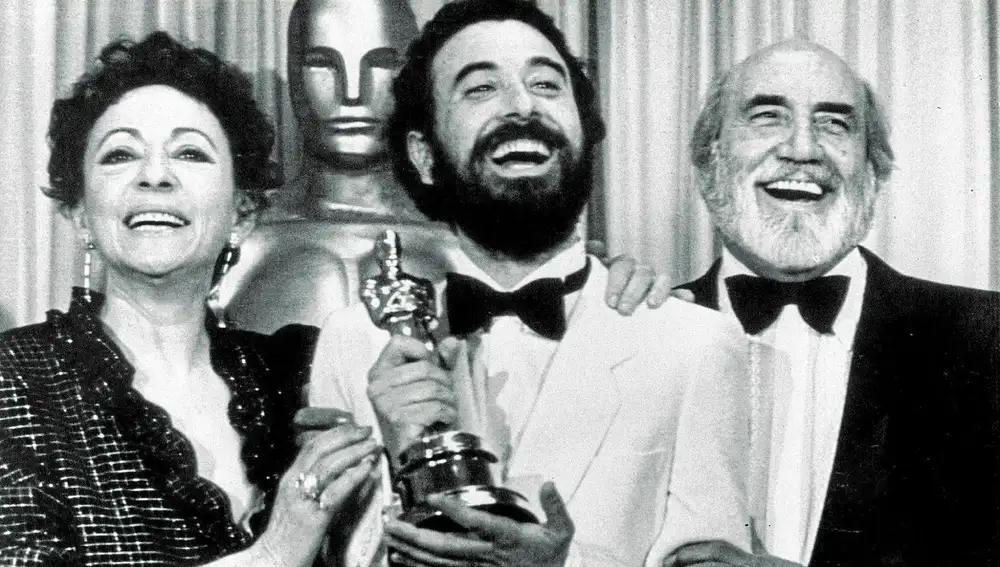 Encarna Paso, José Luis Garci y Antonio Ferrandis, en 1982, sujetando el Oscar por «Volver a empezar»