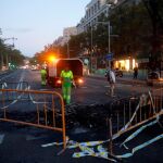 Operarios limpiando el Paseo de Gracia a primera hora de la mañana